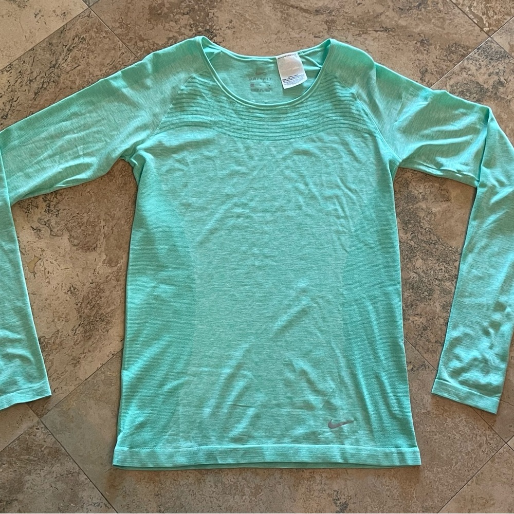 Nike Women’s Dri Fit Mint Green Long Sleeve Pullover Open Thumb Holes Med
